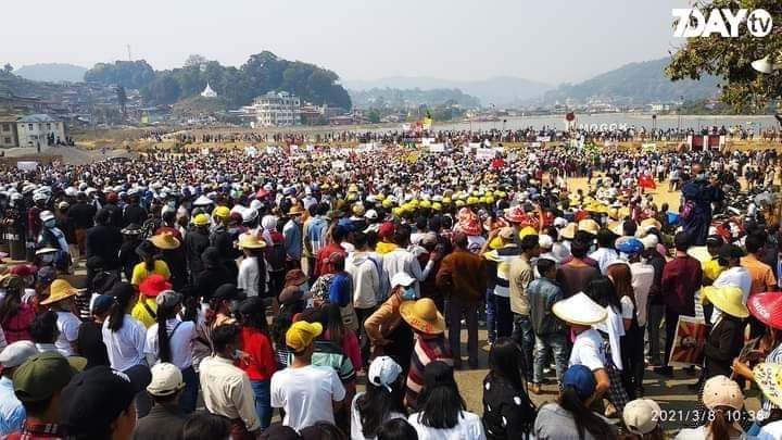 A huge crowd in Mogok protested successfully against the Military Terrorists today!!!

What an amazing crowd😯

STOP SIEGE 

#WhatsHappeningInMyanmar
#Mar8Coup