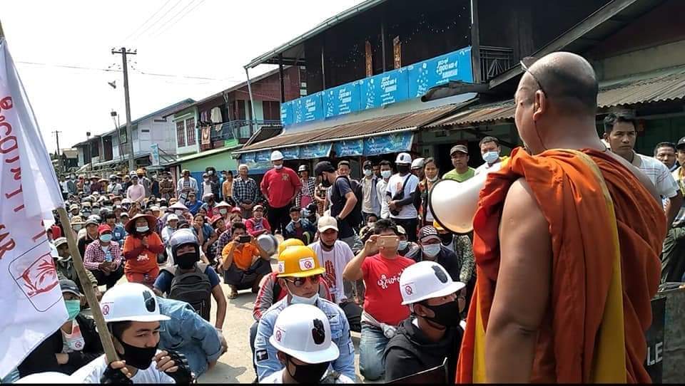 A monk in Hkamti Town,Sagaing Division who's preaching to encourage the anti-coup protestors and protecting. 🙏
STOP SIEGE
#WhatsHappeningInMyanmar
#Mar8Coup