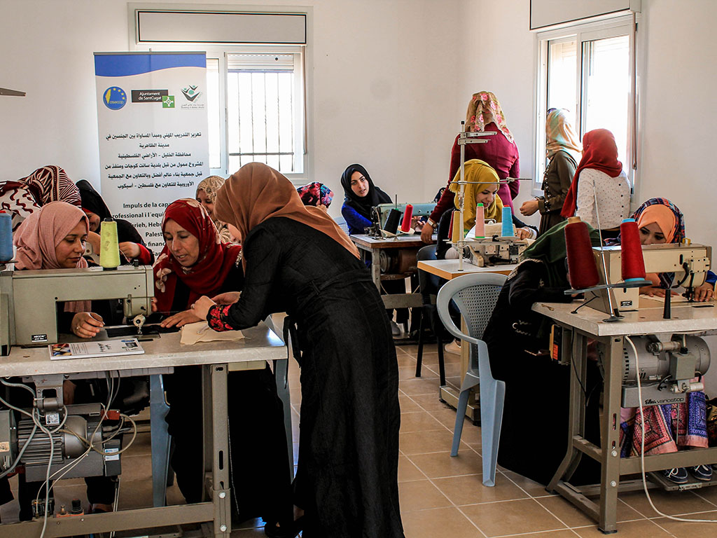 FonsCatala's tweet photo. 3. Capacitació professional i equitat de gènere (Palestina) 

Formació professional en el sector tèxtil per fomentar una actitud emprenedora, promoure l'apoderament econòmic i impulsar el desenvolupament socioeconòmic local des d'una perspectiva d'igualtat de gènere. #ASECOP https://t.co/kZWn9Um6sJ