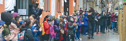 lhdigitalh's tweet photo. #EducacióLH Alumnes, famílies i mestres es mobilitzen en contra del tancament de l'#AcadèmiaCultura motivat per la negativa del Bisbat de Barcelona, propietari de l'edifici, a renovar el lloguer. L'@LHAjuntament s'ofereix com a mediador. 

👉🏿https://t.co/6xKy66OYRR https://t.co/KfcU87Goxc