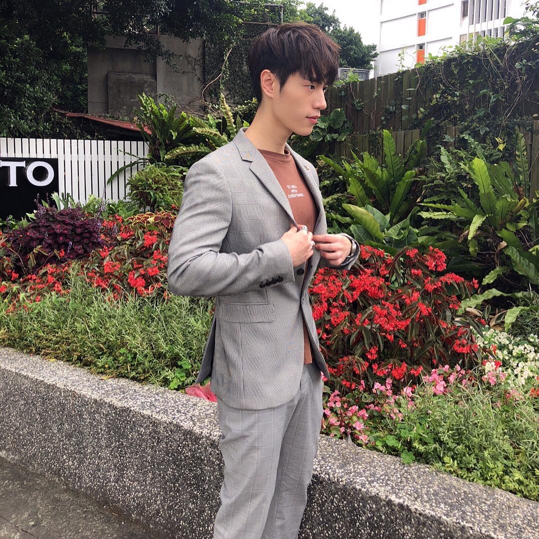 TheodxreLee's tweet image. Yaek Wedding . . .

—Su linda sobrina Baekie estaría casándose esa tarde y el muchacho había asistido a la boda con toda su familia, aunque pasaría todo el rato con su gemelo @TimxtheeLee quien le ayuda sacándole algunas fotos.—