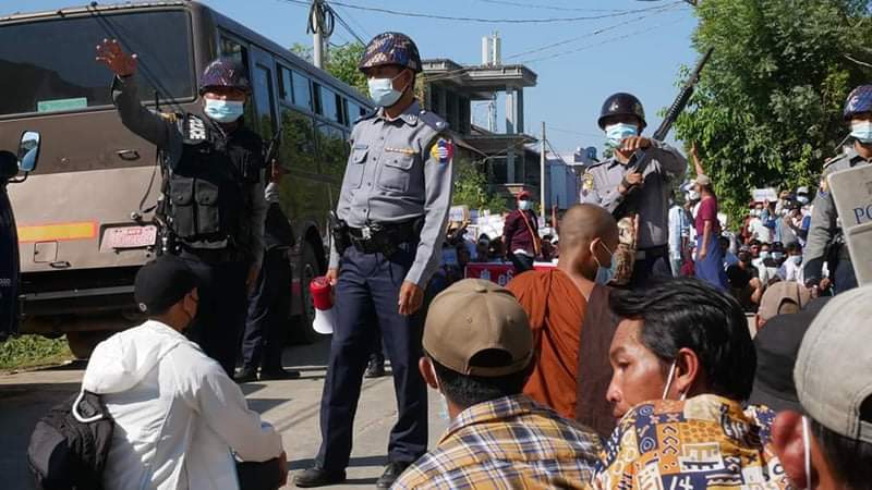Today at Labutta, Ayeyarwaddy Division! The police waited for the return of strike back to the gathering site and they shot at them violently. More than 10 ppl got hurt from it. 

#WhatsHappeningInMyanmar 
#Mar8Coup