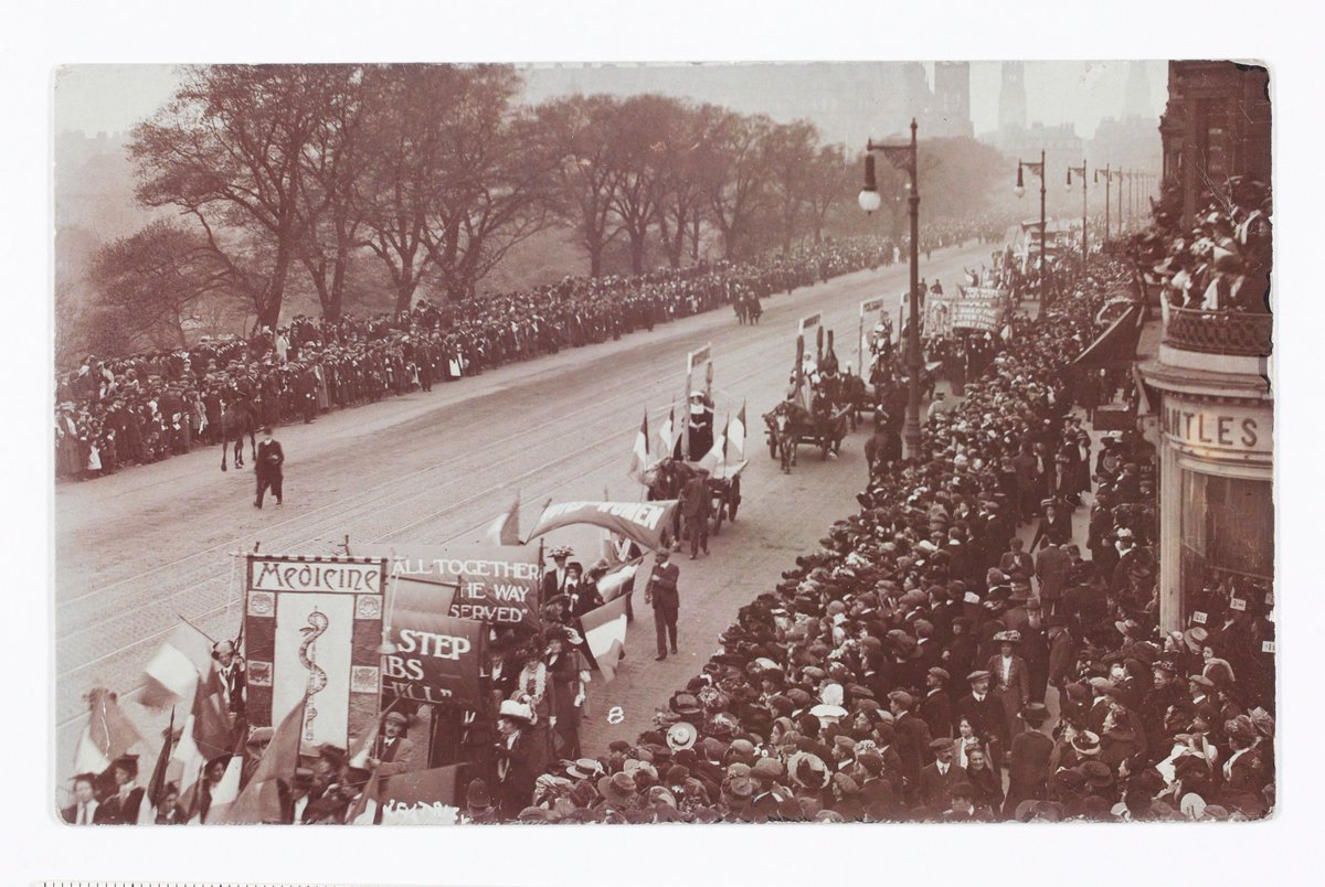 Suffragettes march down Edinburgh's Princes Street in 1909. On #IWD2021 remember the struggle for women's suffrage that resulted in (some) women gaining the vote on 6 February 1918. #InternationalWomensDay