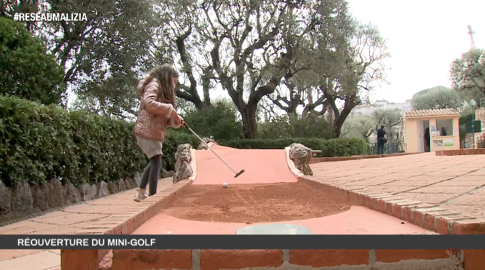 Retour tant attendu du mini-golf au Parc Princesse Antoinette ! Lieu familial incontournable en Principauté, sa réouverture a attiré de nombreux visiteurs le tout dans le respect des conditions sanitaires. @MairieMonaco @LaBoiteDeJeux ➡️bit.ly/3eioItb