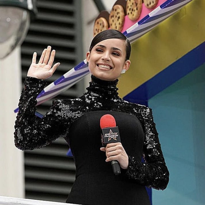 happy women’s day to my favorite woman! i love u sofia! may u forever empower women and young girls, and make us feel important!🖤🖤