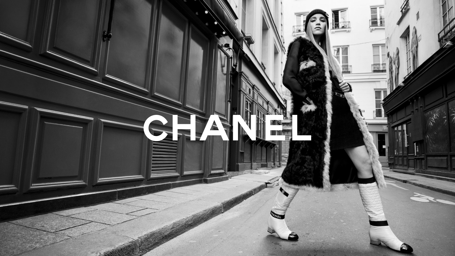 X-এ CHANEL: A walk in Paris. The CHANEL Fall-Winter 2021/22