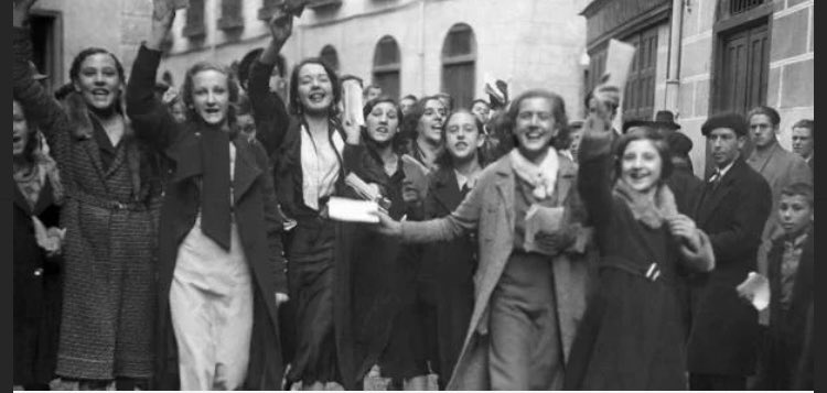 Piandly's tweet image. “Ignoramos nuestra verdadera estatura hasta que nos ponemos en pie “ #8M2021  
Emilie Dickson.