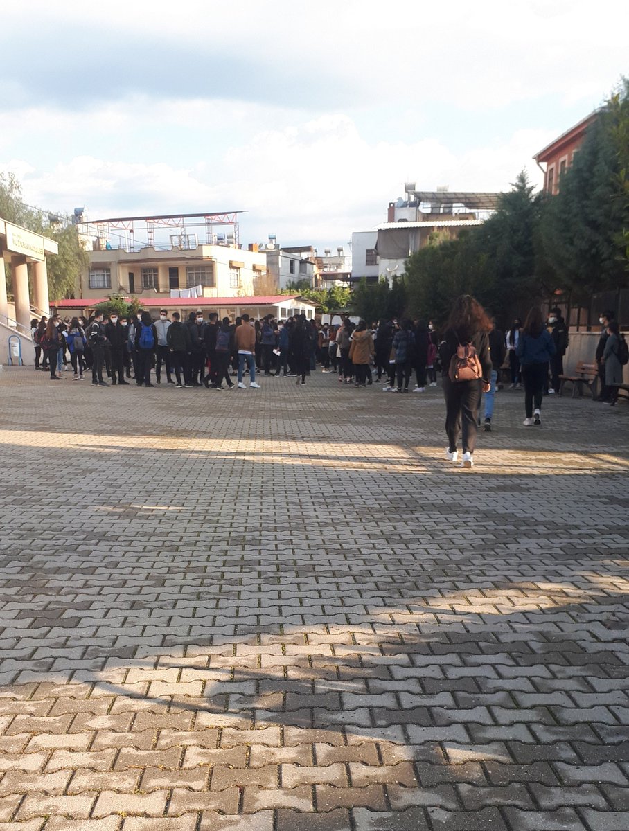 yaren_ysmn's tweet photo. #ziyaselcukistifa #olmekistemiyoruz "sosyal mesafe çok önem veriyoruz." Herkes birbirinin yaninda.. https://t.co/Q6oaL9ImsX