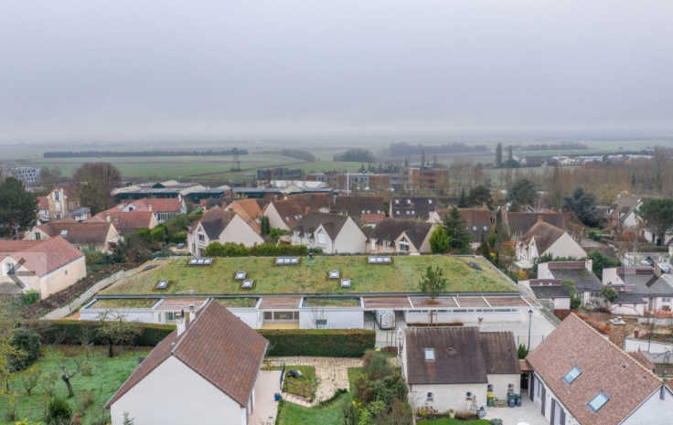 [#architecture] Fiche Observatoire des #CAUE : Crèche des Deux oies à Noisy-le-Roi. Sur une parcelle en forte pente au coeur d'un tissu pavillonnaire. Toiture végétalisée &amp; utilisation du #Bois. Conception WRA, ITHAQUES, CHOREME. Photo Nicolas Grosmond.
cutt.ly/5zfUe0U
