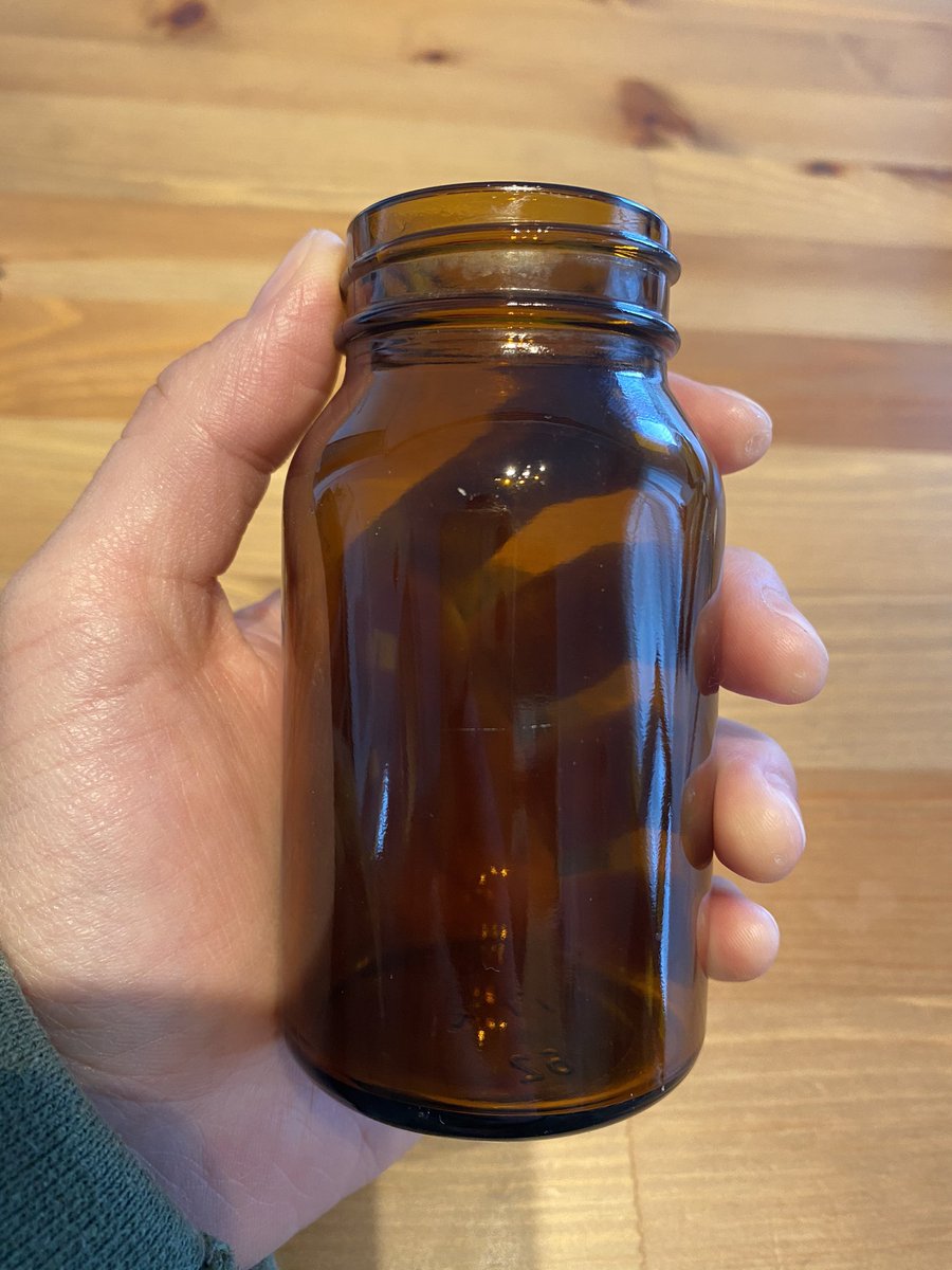 A I K A 旅するシンガーソングライター お酒の瓶とか 薬の瓶とか 思わぬところに素敵な瓶があるの です 素敵な瓶をみつけるといつも大興奮w A I K A 旅するシンガーソングライター お酒の瓶とか 薬の瓶とか 思わぬところに素敵な瓶があるの です 素敵な瓶をみつけるといつも大興奮w