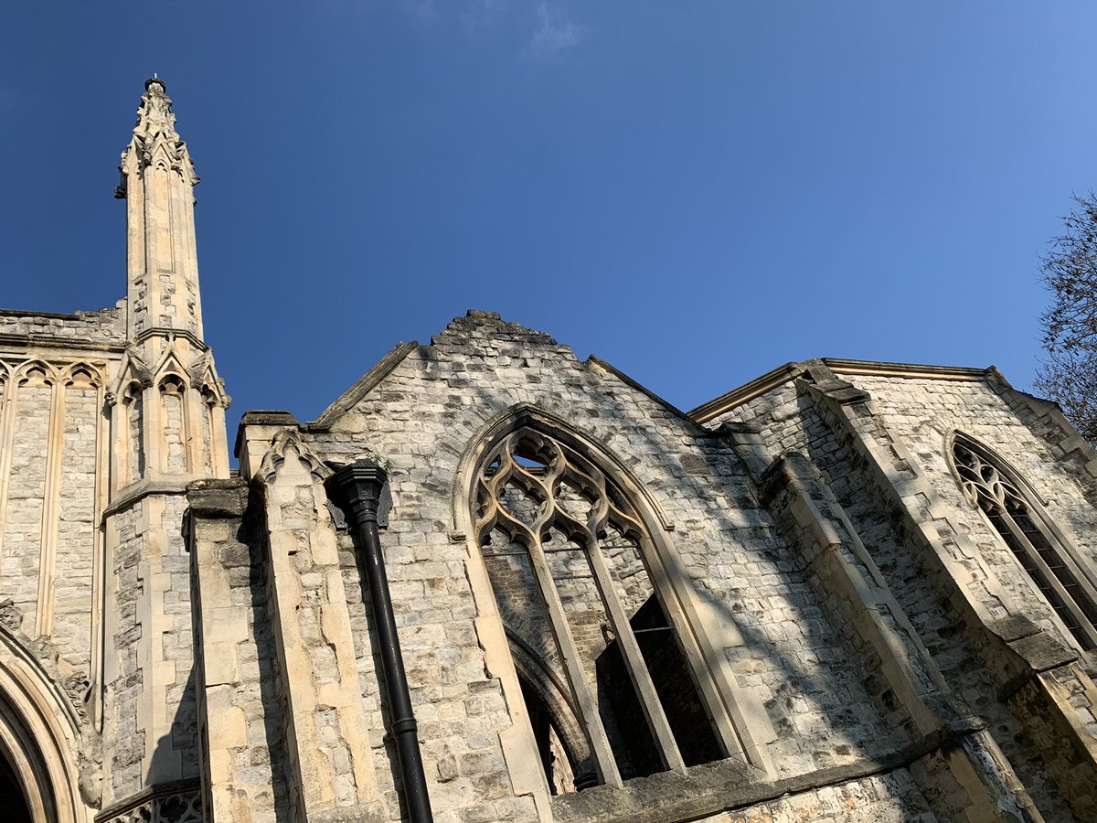 geiselcassandra's tweet photo. Gorgeous stroll around #nunheadcemetery yesterday which opened in 1840. The Anglican chapel was a victim of arson and the grounds were a site of many WW2 bombings but its still beautiful in its overgrown glory. All 52 acres of the cemetery were purchased in 1975 for only £1!!!!! https://t.co/clOccdRFOR
