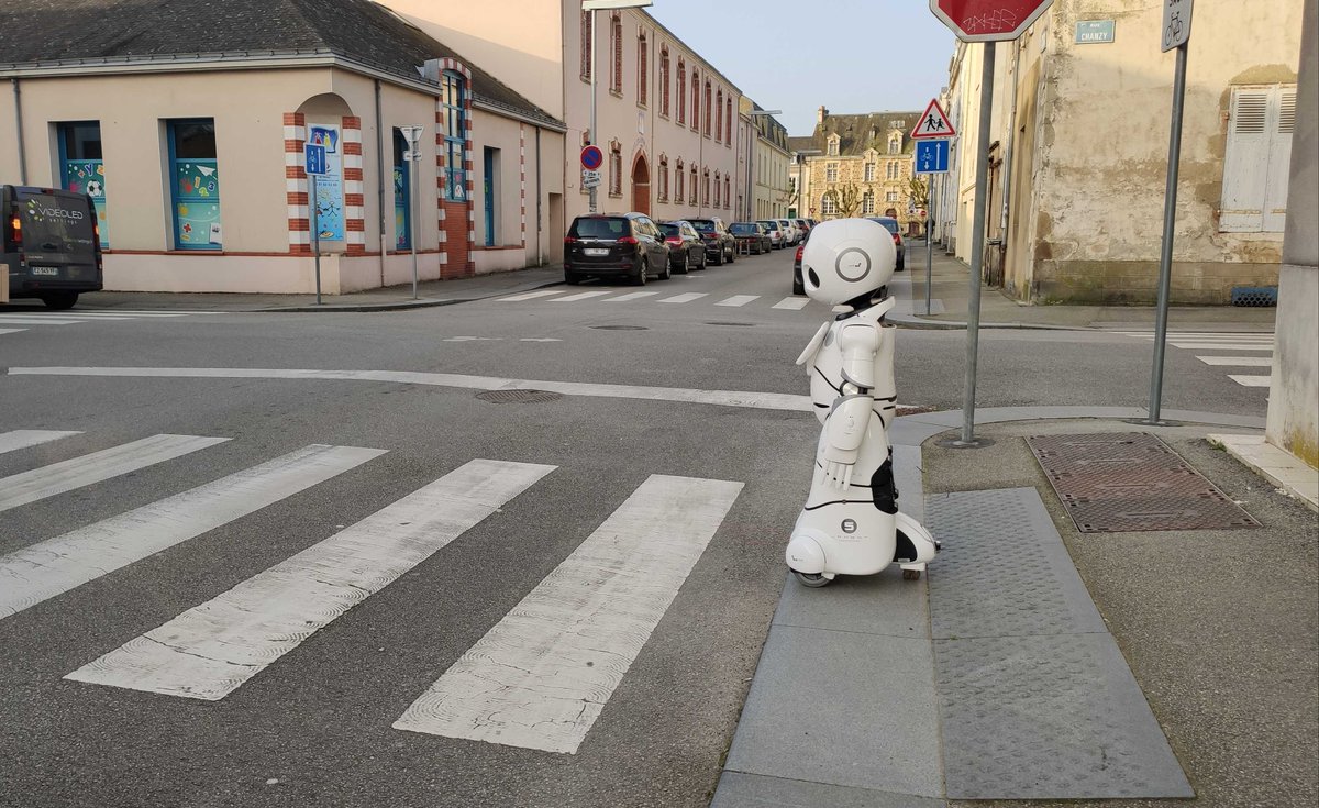 Il semblerait que #dadooh, notre nouveau robot, découvre les passages piétons de #lrsy !
