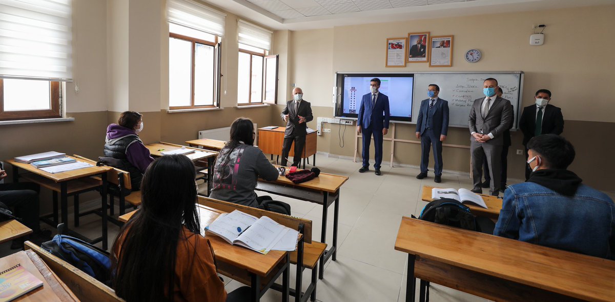 2⃣ Naci Gökçe Anadolu Lisesinde düzenlenen açılışın ardından Vali Varol; okullarına, arkadaşlarına ve öğretmenlerine kavuşan çocuklarımızı sınıflarında ziyaret ederek, gelecek hedefleri hakkında bir süre sohbet etti.