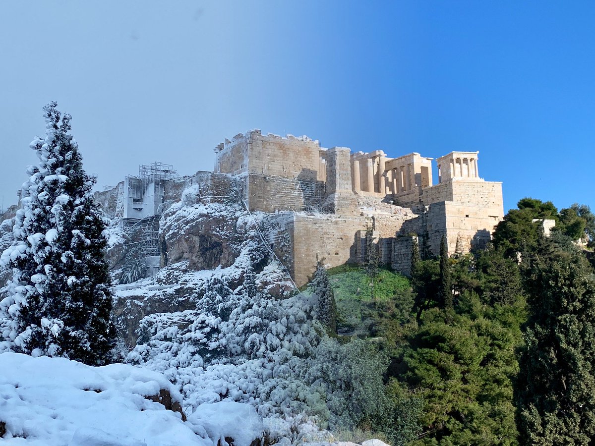 LevineRx's tweet photo. Three weeks can make a *big* difference at the Athenian Acropolis: from the snowstorm of the century to sunny Spring days!

🗓 16 Feb. ❄️ -> 6 Mar. ☀️

#greece #athens #archaeology #ClassicsTwitter #snow #photography https://t.co/gaRjs10d2w