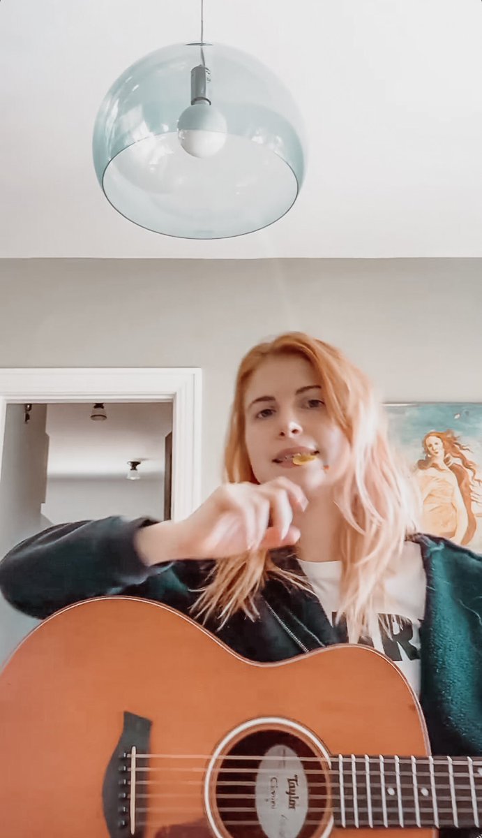 i wish hayley williams a very please kiss me