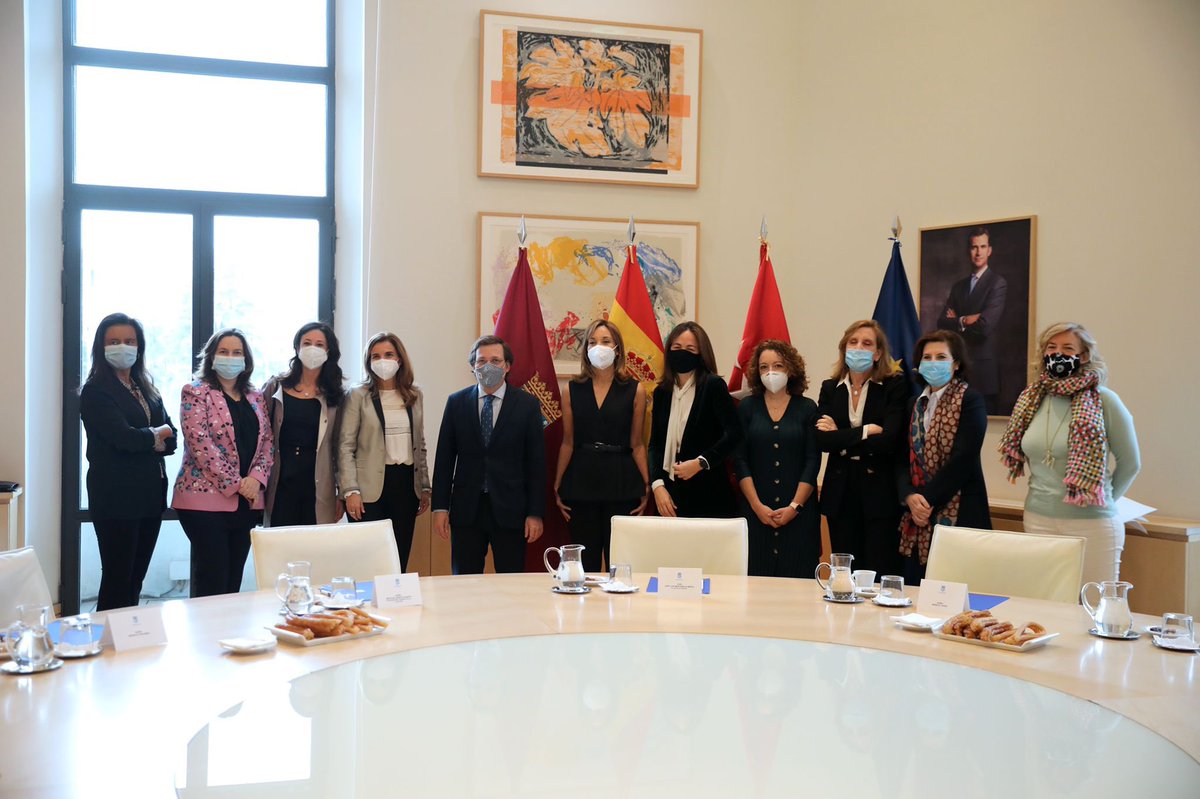 AlmeidaPP_'s tweet photo. #8M2021 

Reunión, en el #DíaInternacionaldelaMujer, con un grupo de importantes mujeres del mundo empresarial y social de Madrid.

Hemos hablado sobre retos de futuro y la importancia de la educación para conseguir una igualdad real de derechos y oportunidades. https://t.co/VJ4ANEewET