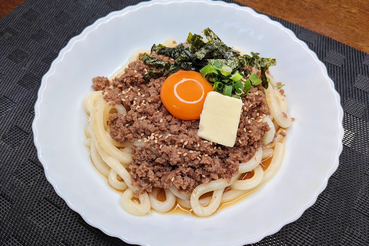 うどんの激うまレシピがレンジで出来ちゃう。肉味噌バターうどん。