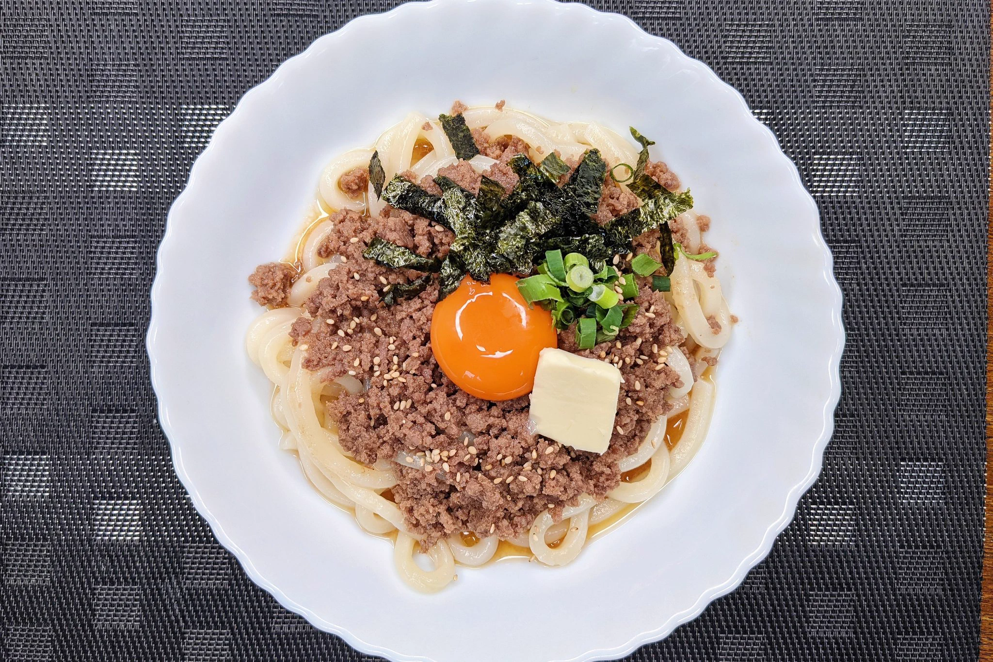 うどんの激うまレシピがレンジで出来ちゃう。肉味噌バターうどん。