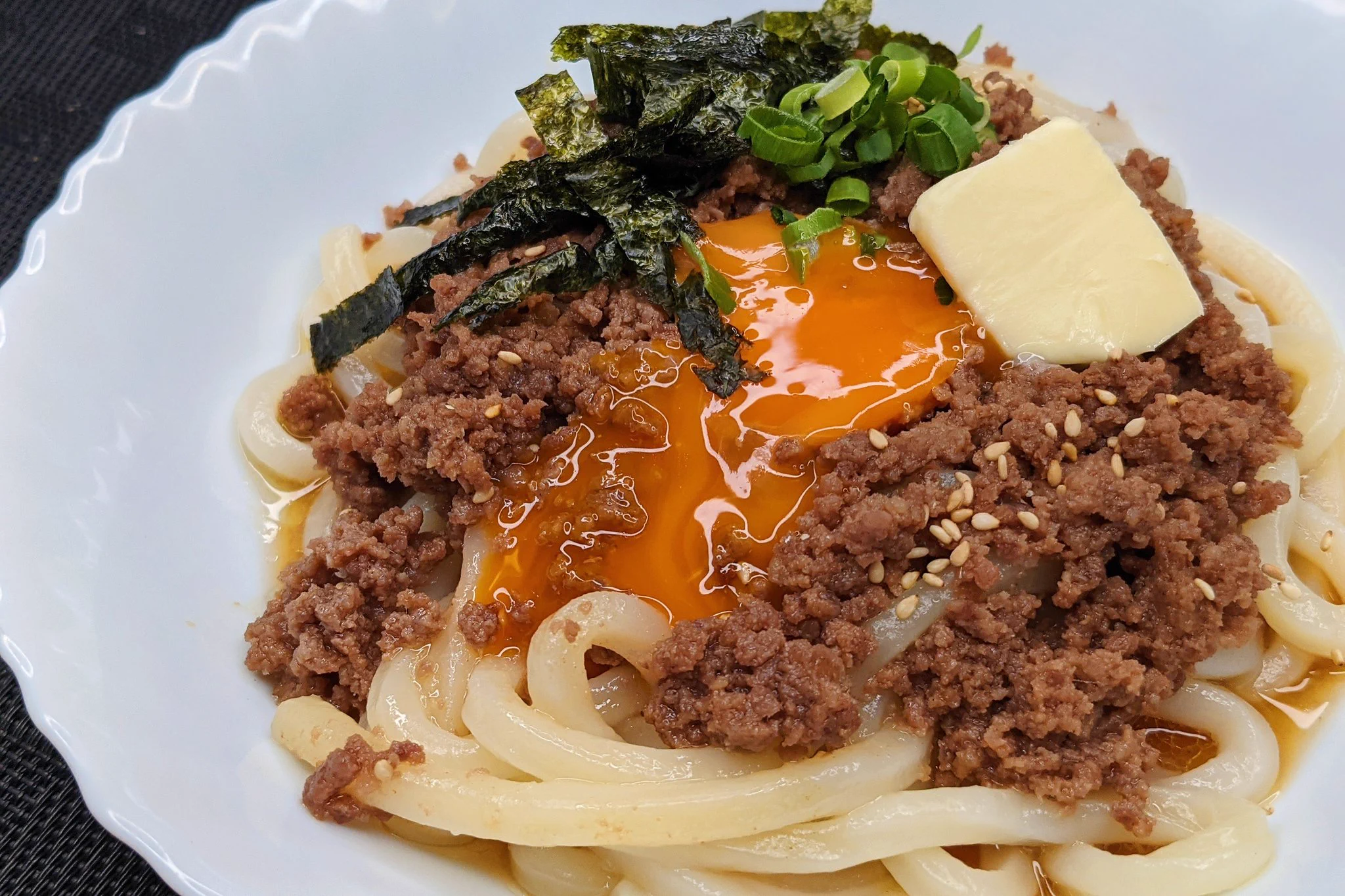 うどんの激うまレシピがレンジで出来ちゃう。肉味噌バターうどん。