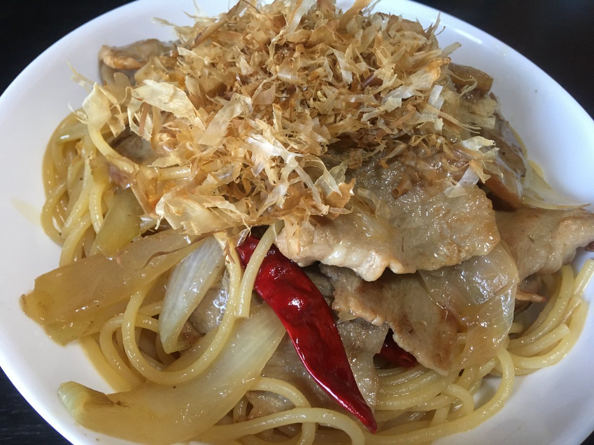 ななせなつひ 旬の新玉ねぎは豚バラ と一緒にじっくり炒めて甘みを引き出しパスタのゆで汁と塩で調味 パスタを入れたらバターと味ぽんで味付けをして完成 豚バラ肉と新玉ねぎの味ぽんパスタ 鰹節をドーンするのも忘れずにな