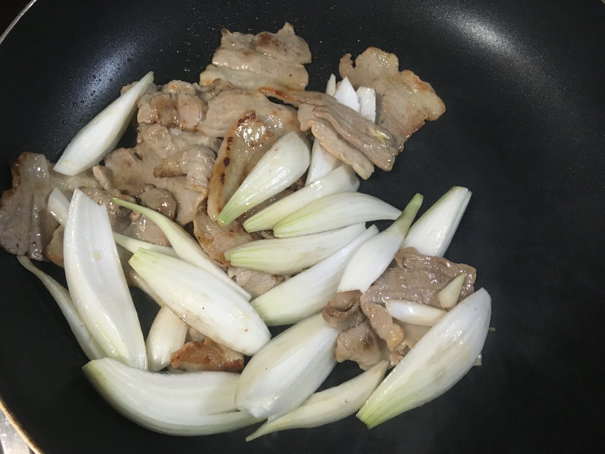 ななせなつひ 旬の新玉ねぎは豚バラ と一緒にじっくり炒めて甘みを引き出しパスタのゆで汁と塩で調味 パスタを入れたらバターと味ぽんで味付けをして完成 豚バラ肉と新玉ねぎの味ぽんパスタ 鰹節をドーンするのも忘れずにな