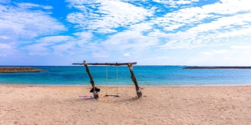 A terrace with a panoramic view of the East China Sea.
During the day, enjoy brunch and relax in a hammock.

At night, enjoy local sake under the starry sky with the sound of the waves as background music.

1note.co.jp/snsen/491twitt…

#okinawa #okinawatrip #terrace #hammock #Airbnb