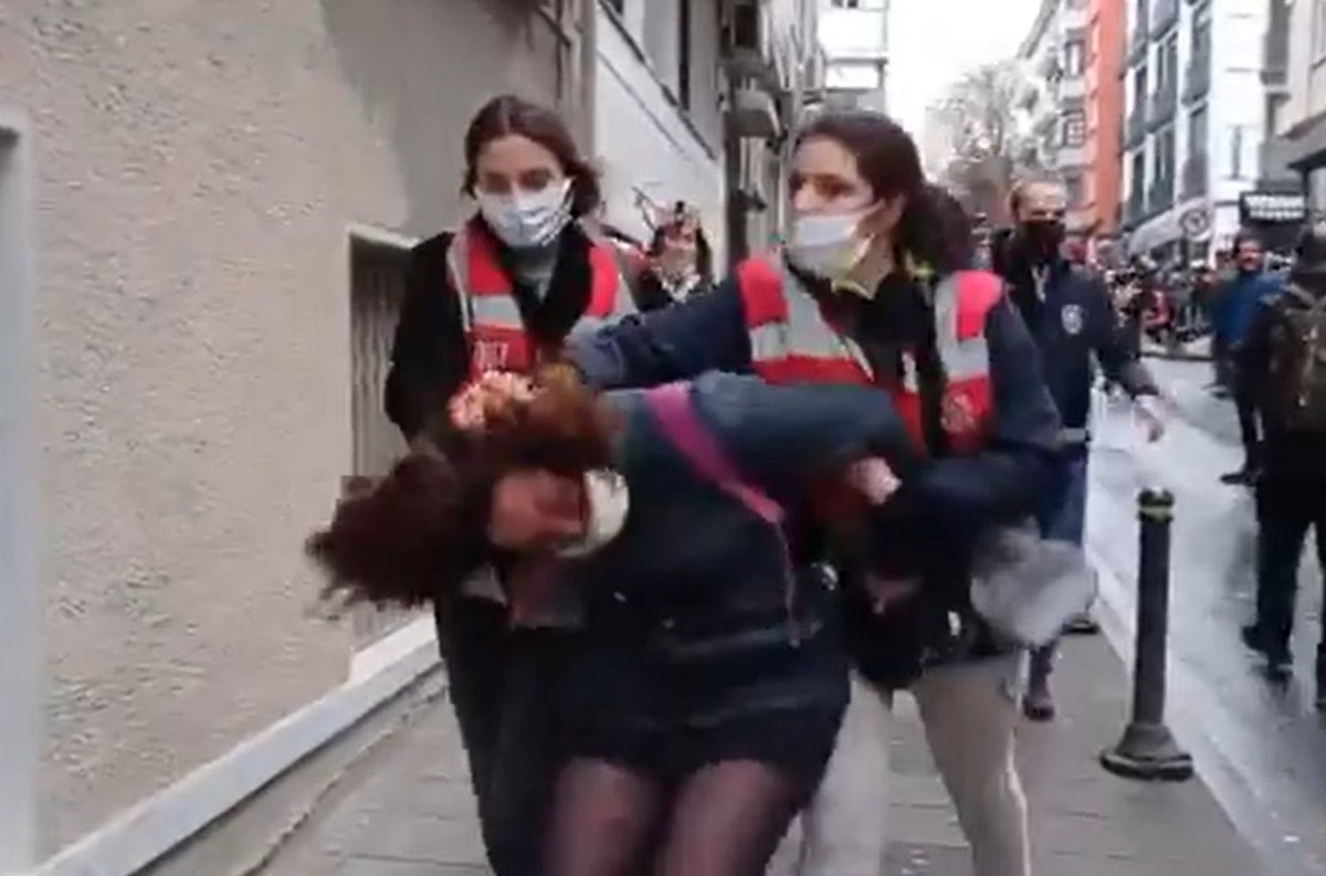 Bu aksam kac kadini aynen su sekilde goz altina aliyor olcaksiniz?