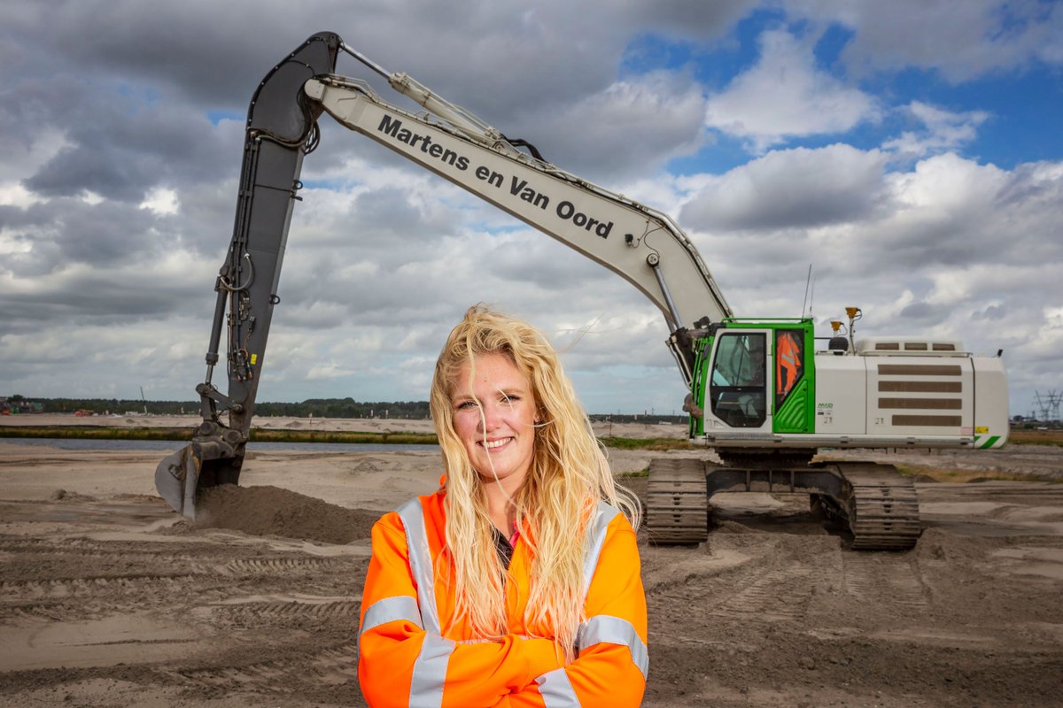 Vandaag: Dag van de #bouwvrouwen <a href="/BouwendNL/">Koninklijke Bouwend Nederland</a> 
Emily Slooff - de bouwvrouw bij Martens en Van Oord – als #uitvoerder is zij de baas in de gigantische zandbak bij Weesp en bij de #dijkversterking op #Zeeburgereiland
Ook #bouwvrouwen kunnen haar mannetje staan in de bouw!