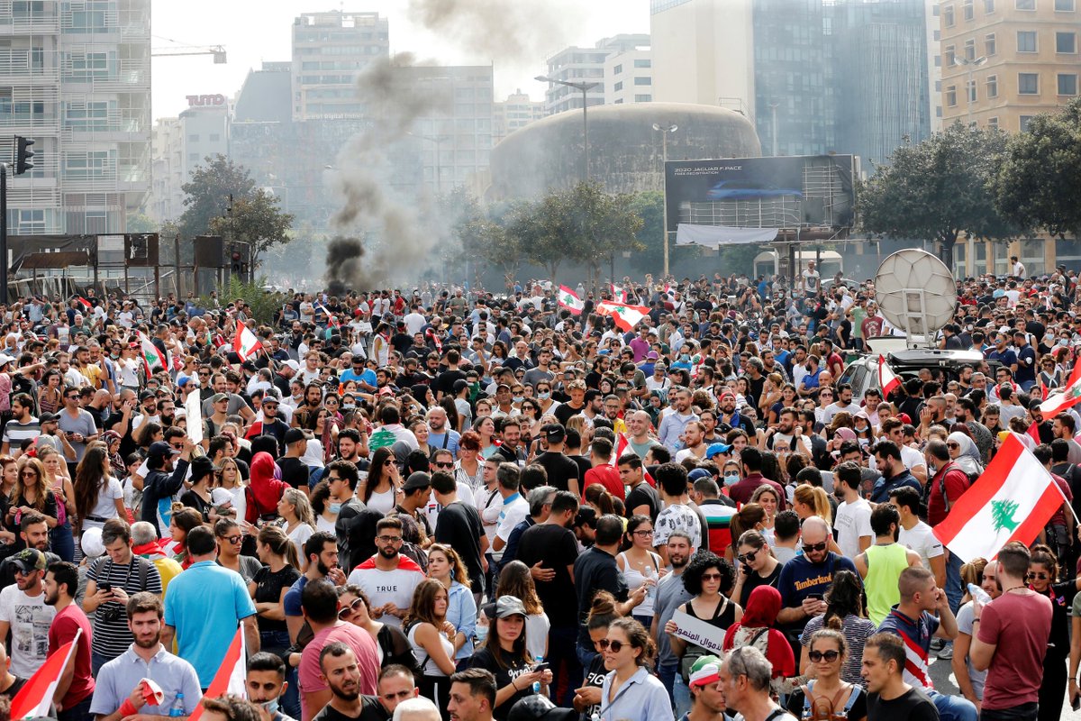 بوابة الوفد متظاهرو لبنان يستخدمون سياراتهم الخاصة في قطع الطرق خلال "يوم الغضب"