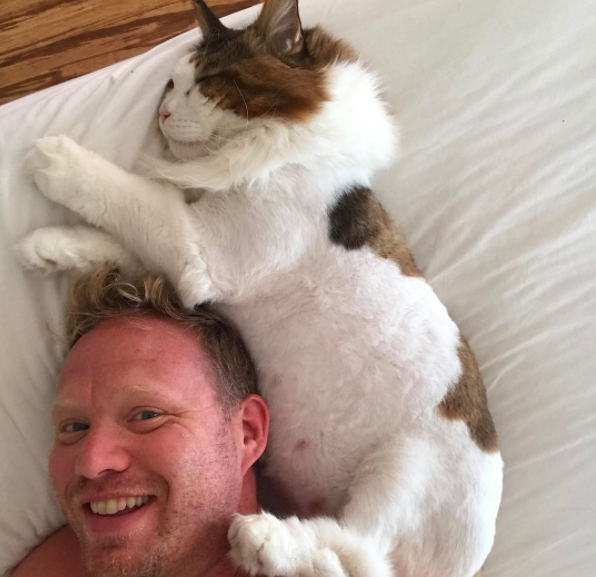 二度見するほど美しい生き物 ギネスレベルのサムソン 大きさ1 22mもあるメインクーンのサムソン ギネス 記録が1 23mなので あと1cmでギネス記録に並ぶが サムソンはまだ4歳で成長中 こんなに大きい体をしていますが飼い主が寝ているベッドの中に