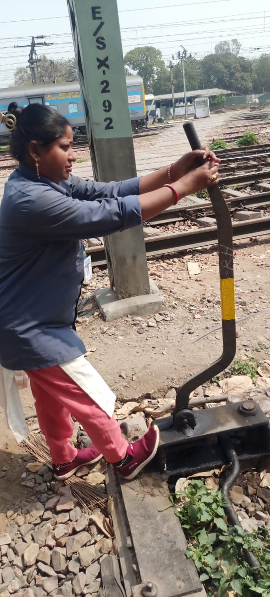 Equal opportunities are available in all fields of Railway working. Women stand shoulder to shoulder with men in every field of railway working. #HappyWomensDay #IWD2021 @RailMinIndia @RailwayNorthern