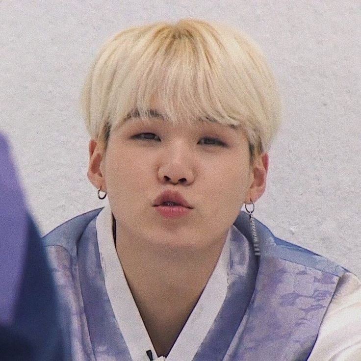 Yoongi going ( ˘ ³˘)♥︎ : A short but very endearing thread;