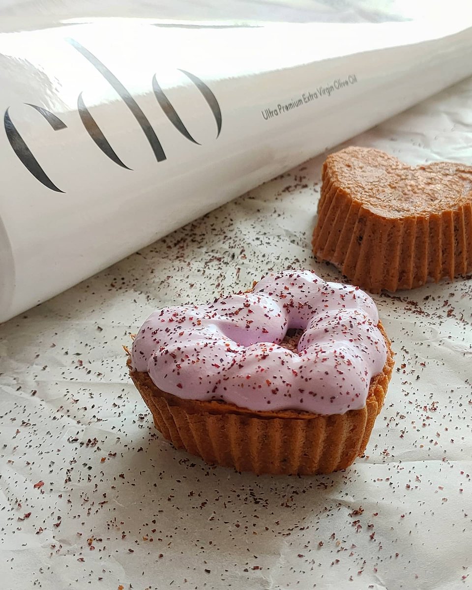 edooliveoil's tweet photo. 💜#HappyWomensDay
In agriculture we tend to see more men,but there are many women working hard day after day. Like Ariadna, our co-founder, whose creative ideas are the origin of our unique silhouette, and the chef behind these #blueberry &amp; #oliveoil #cupcakes #aove #evoo #8M https://t.co/cxfq7ZYUoU