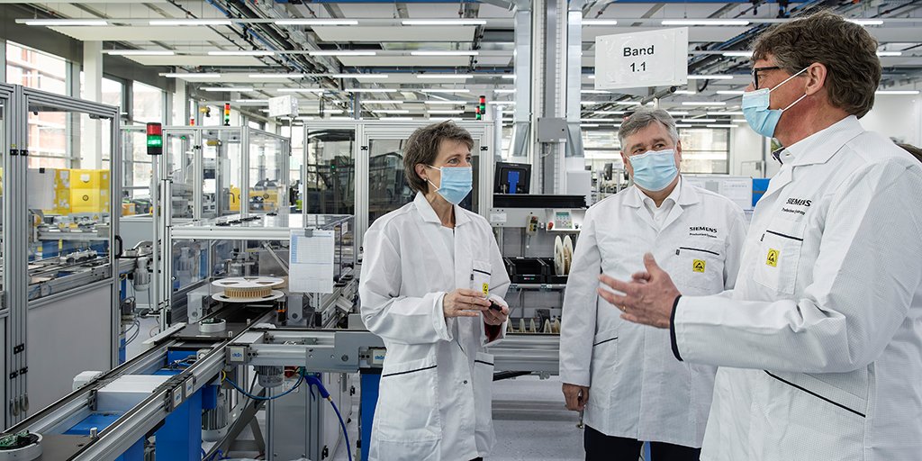 s_sommaruga's tweet photo. Mit cleveren Lösungen können wir den #Klimaschutz stärken. Davon profitieren Bevölkerung und Wirtschaft. Das sehen wir hier in #Zug bei der Firma Siemens. Die Technologien sind weltweit gefragt – und der Campus wird bis 2023 klimaneutral!
@siemens_schweiz
https://t.co/ei5VaRP2hi https://t.co/5SlVrSqMQX