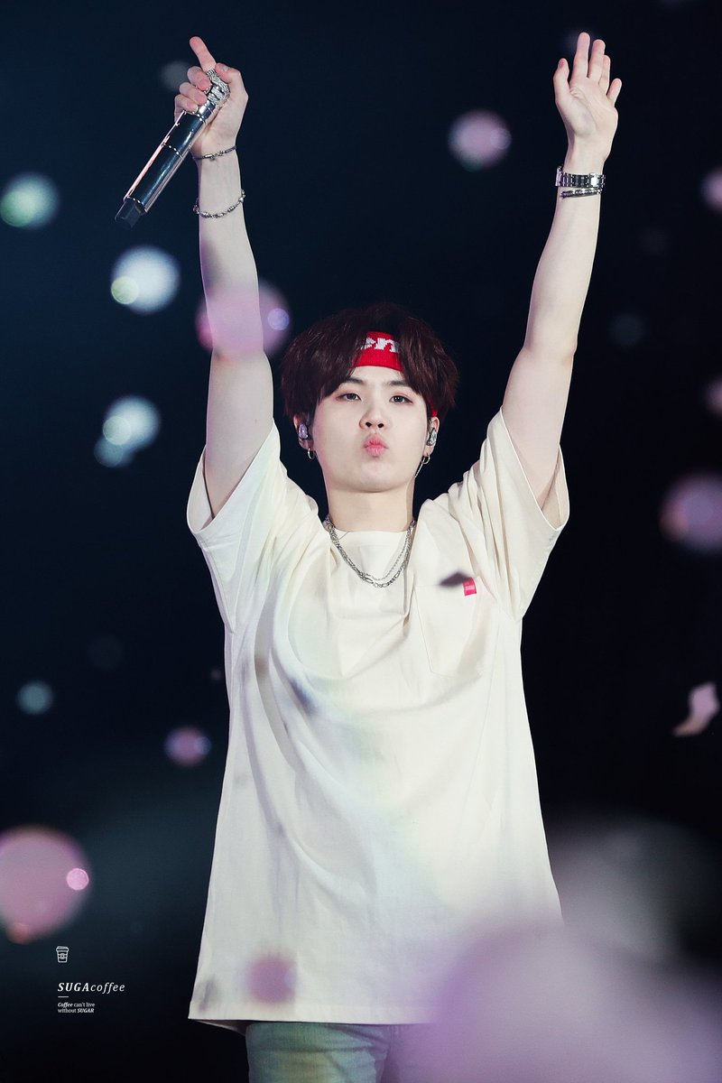 TuAnh_05's tweet photo. #HAPPYSUGADAY
#HappyBirthdayYoongi
@BTS_twt
Thiên tài iu dấu của ARMY!!!
Năm nay Yoongi nhà ta tròn 28 tuổi rồi nè!🥰
Mong anh luôn khỏe mạnh, vui vẻ!
Mãi chào đón những bản hit mới từ nhạc sĩ tài hoa Min SUGA...!😍
생일 축하해🥳
사랑해요 민윤기...!
💜💜💜💜💜💜💜 https://t.co/O2EtVTGIVh