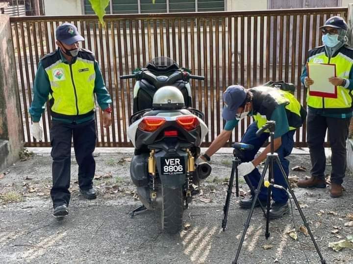 BenRosli's tweet photo. Wahai penguasa undang2 yg cerdik bijak pandai sampai tak boleh diajar,belom ad lagi negara yg letakkan ekzos antara punca utama kemalangan,yg  jalan berlubang sana sini tu baru punca utama kemalangan korang xnak operasi betulkan semua tu. https://t.co/3saT4hmfuq
