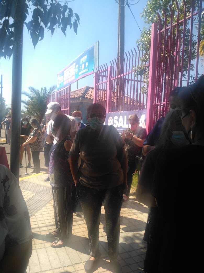 jcereceitor's tweet photo. Hola soy repartidor de gas nacido y criado en la comuna de la Pintana no puedo creer que en el estadio municipal hay más de 150 abuelitos esperando amontonados para vacunarse y nuestra alcaldesa @ClaudiaPizarro esté tomando desayuno con @ximerincon @paulanarvaezo @meganoticiascl https://t.co/yVDstDcmma