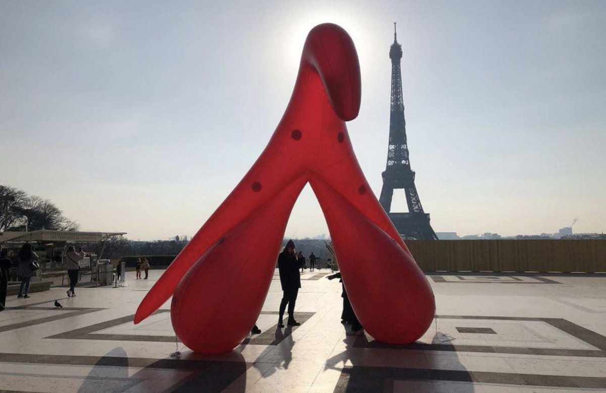 🇫🇷 FLASH - Un clitoris géant a été installé au Trocadéro, en face de la Tour Eiffel, à l’occasion de la #JourneeDeLaFemme. (AFP) #8mars #JourneeDesDroitsDesFemmes