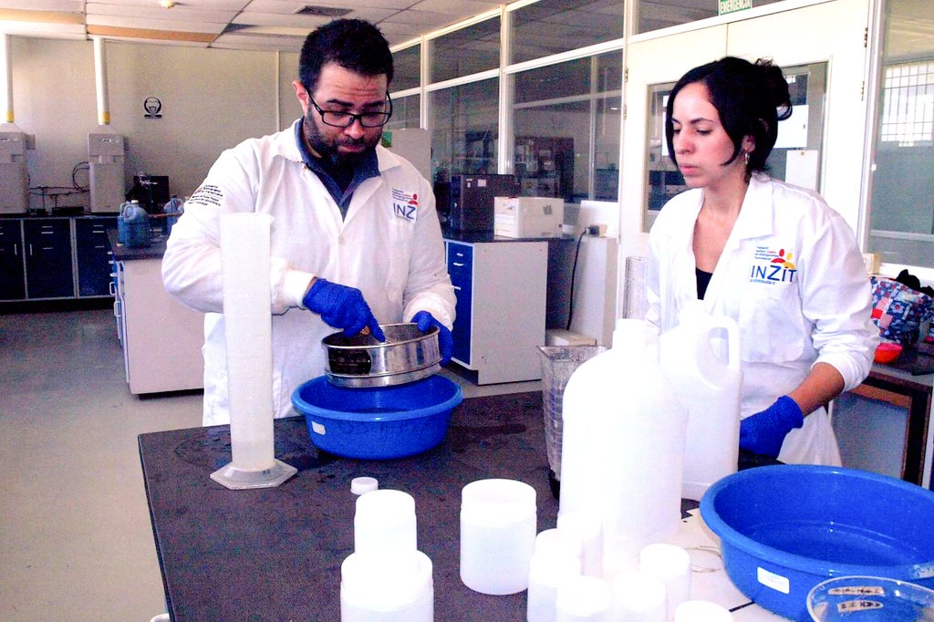 Mincyt_VE's tweet photo. Científicos zulianos avanzan sobre la síntesis de nuevos materiales nanoestructurados con alta capacidad de absorción para la eliminación selectiva de colorantes sintéticos en efluentes de aguas industriales. 

Este proyecto es liderado por el Inzit, que hoy cumple 42 años. https://t.co/4RjLP63nqx