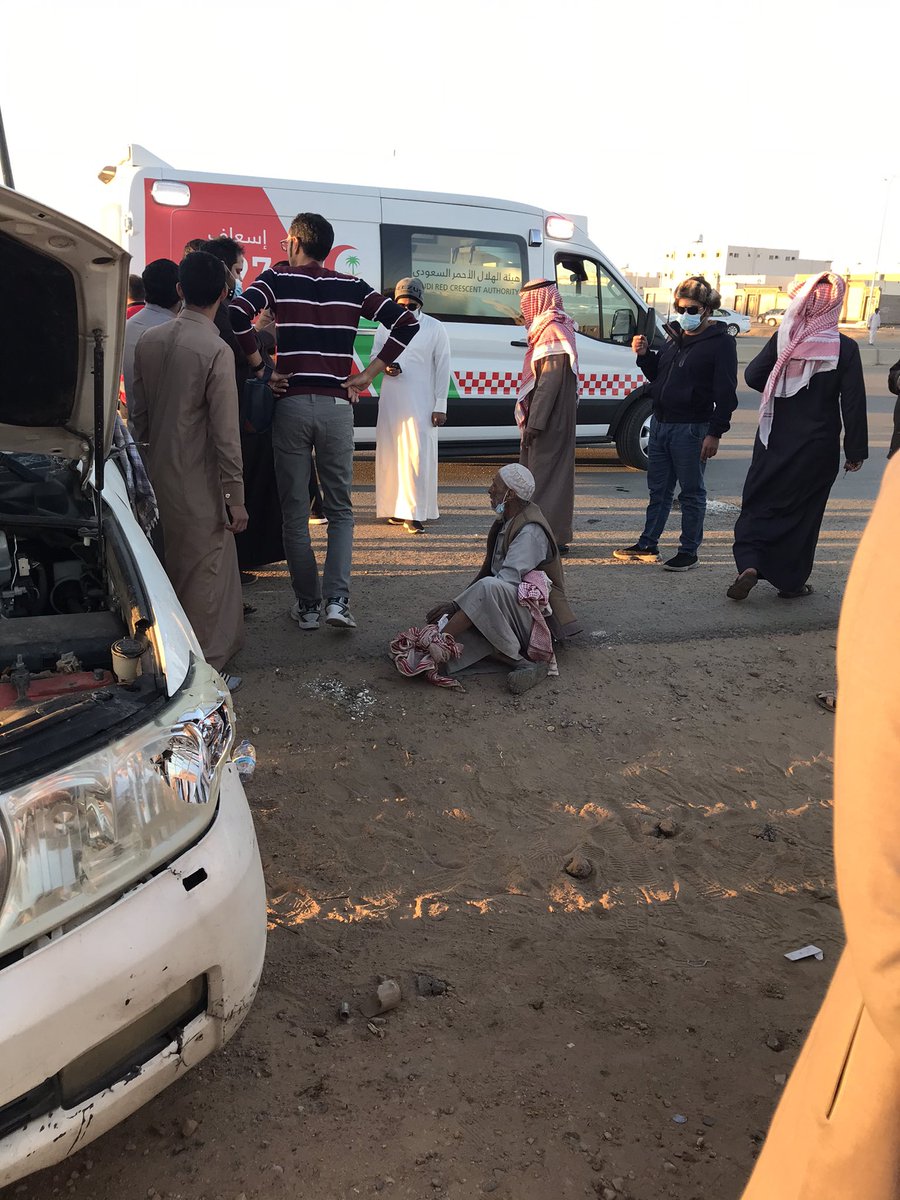 عدم وجود مطاب صناعية و لوحات إرشادية لتقاطع الدوران بالشارع الرابط بين الصفاء و الأخضر ( جوار الدفاع المدني ) يتسبب بحادث تصادم وانقلاب عصر الأثنين وباشر الهلال الأحمر الحادث ونقل المصابين للمستشفى ، نتمنى من أمانة تبوك وضع مطبات اصطناعية للحد من الحوادث على هذا الطريق <a href="/tabukm/">أمانة منطقة تبوك</a>