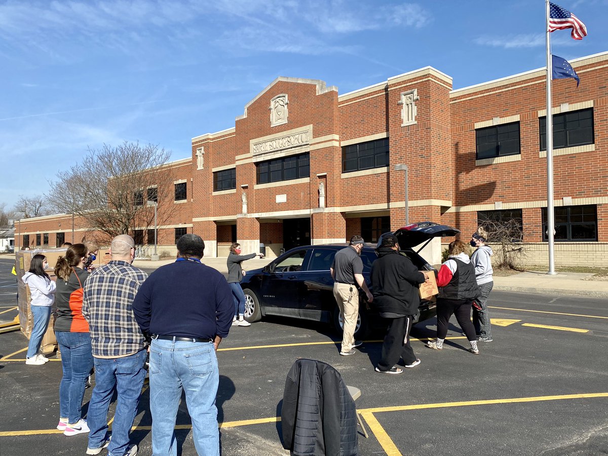 vcsc_teamvigo's tweet image. Sarah Scott Middle School partnered with Catholic Charities this morning to provide food boxes to community members facing food insecurity. With nearly 100 families served today, they’ll continue the program on the second Monday of the month. 
#teamvigo