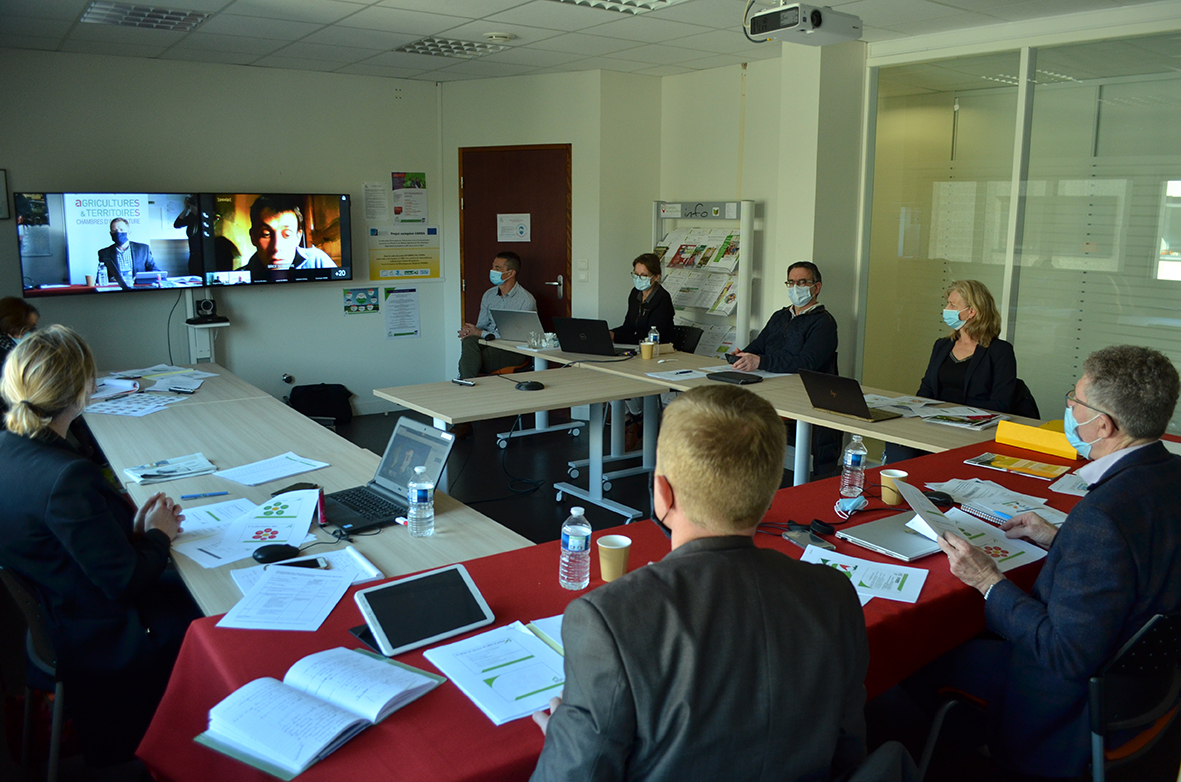 LudovicMesme's tweet photo. Session Chambre agriculture Sarthe : transmission des exploitations agricoles = période charnière ! De nombreux départs à la retraite dans les 5 ans. La CdC de l'Huisne Sarthoise retenue comme territoire pilote pour expérimenter des actions innovantes en faveur du renouvellement https://t.co/vi40NUFp52