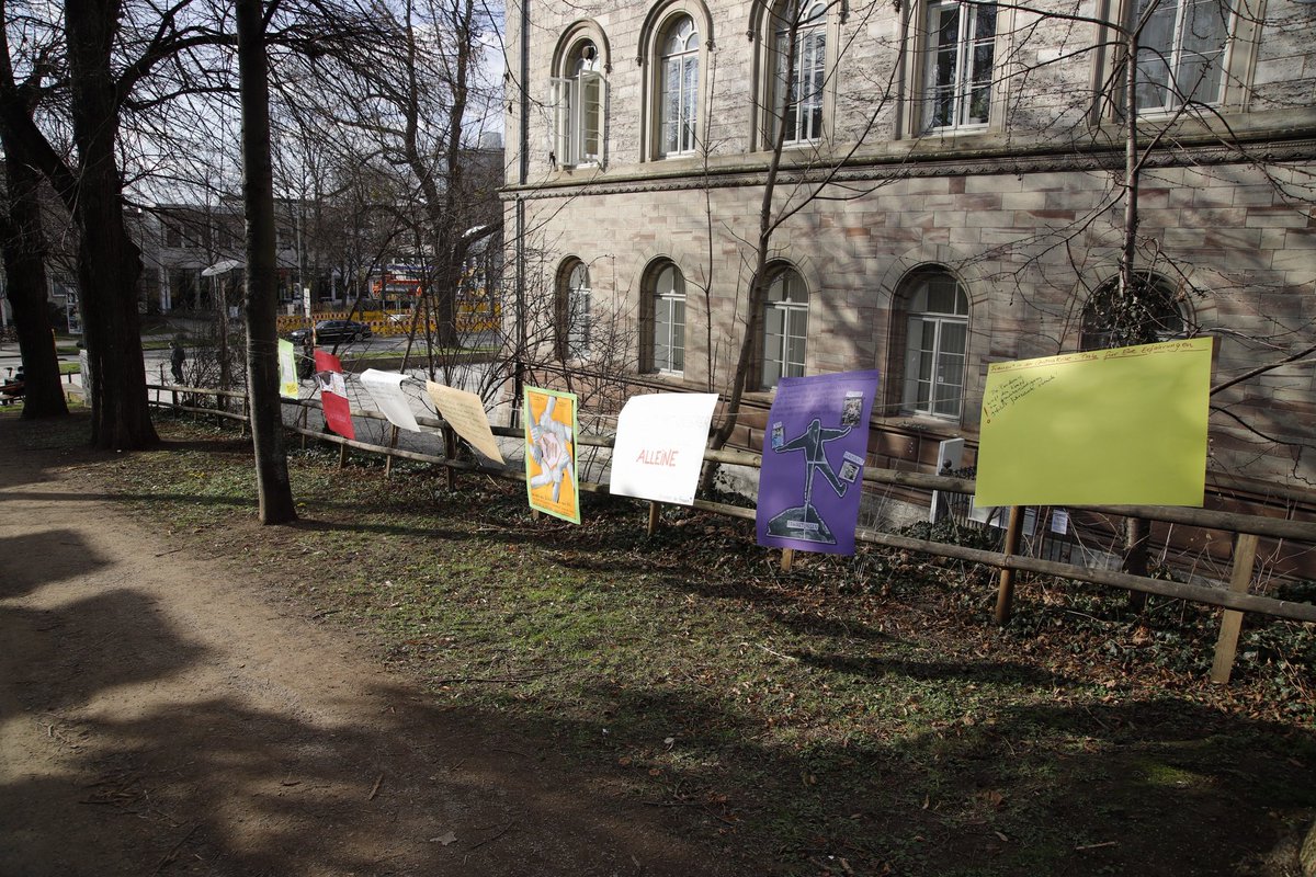 linksunten_goe's tweet photo. Über die #Wall|Anlagen in #Göttingen sind zum dezentralen internationalen #Frauenkampftag Informationensschildern auf #Kleiderbügel zu #Abtreibungen aber auch selbst gestaltete #Schilder aufgehangen. | #Frauentag #8M2021 https://t.co/zPzvX4WwGI