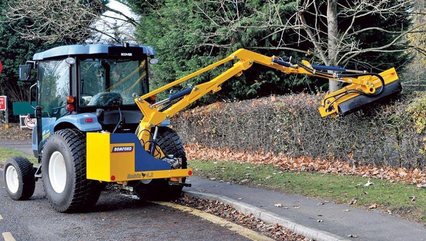 colvoyequipment's tweet image. Meet the @BomfordTurner Robin, is a professional, compact #mower, and a favourite because it can #vergemow or #hedgetrim just as well as some larger models!

It has a 3.4m or 4.3m reach. Choose from an end drive cutting head or cutter bar. It can be front or rear mounted!