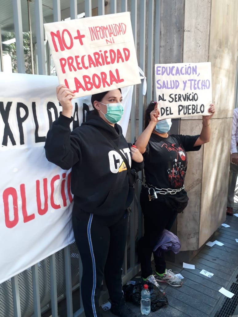 Izquierda_Tuit's tweet photo. AHORA Grupo de mujeres clasistas protestan frente al Ministerio del Trabajo.
'Mujer doblemente explotada, doblemente revolucionaria'
#DiaInternacionalDeLaMujer https://t.co/sBqghfWaqR