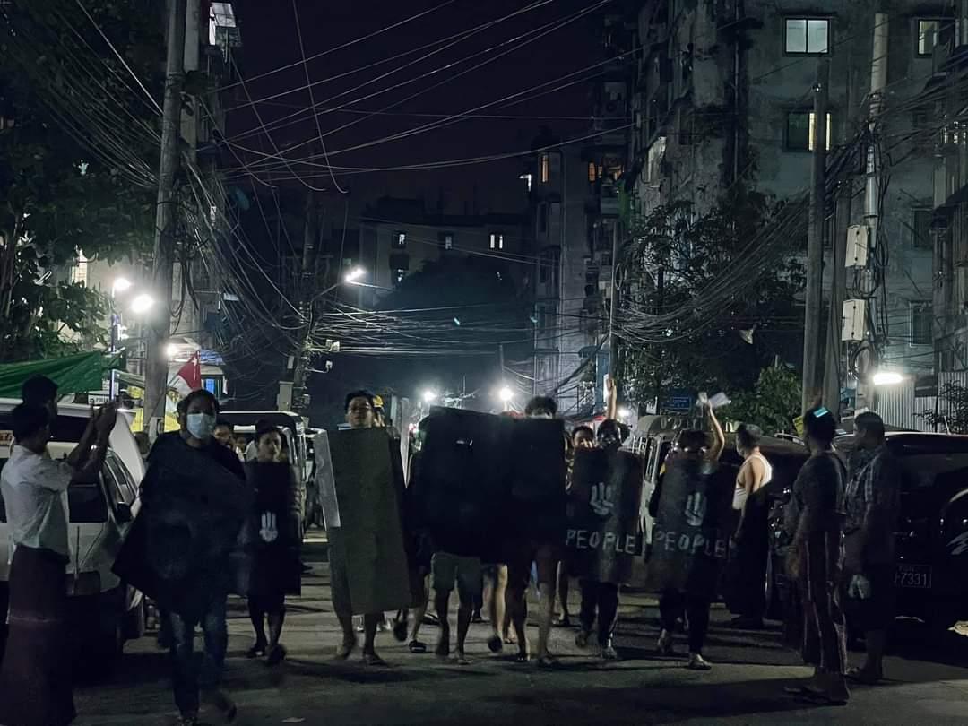 Byun_Sori6104's tweet photo. Yangon Night Strikes ✊️

People from other townships in Yangon won't stay quiet if they(Military Terrorists) touch SanChaung!!!

#WhatsHappeningInMyanmar https://t.co/LI5mWzjnA2