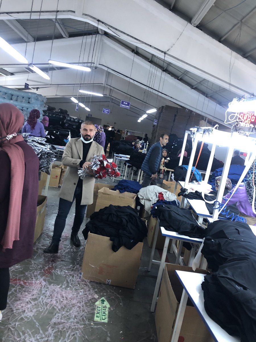 ersinalbayrak6's tweet photo. @Bitlise_Deva ve @devabitlis olarak; İlimizde ülke ve aile bütçesine katkı sağlayan emektar kadın çalışanlarımızı ziyaret edip,karanfil dağıtarak #8MartEmekçiKadınlarGünü’nü kutladık. @alibabacan @devapartisi @FerayiOkmen @eliifesen @burhanaksoy @fikretbakir13 @dilanbakir13 https://t.co/8DVSReg5oH