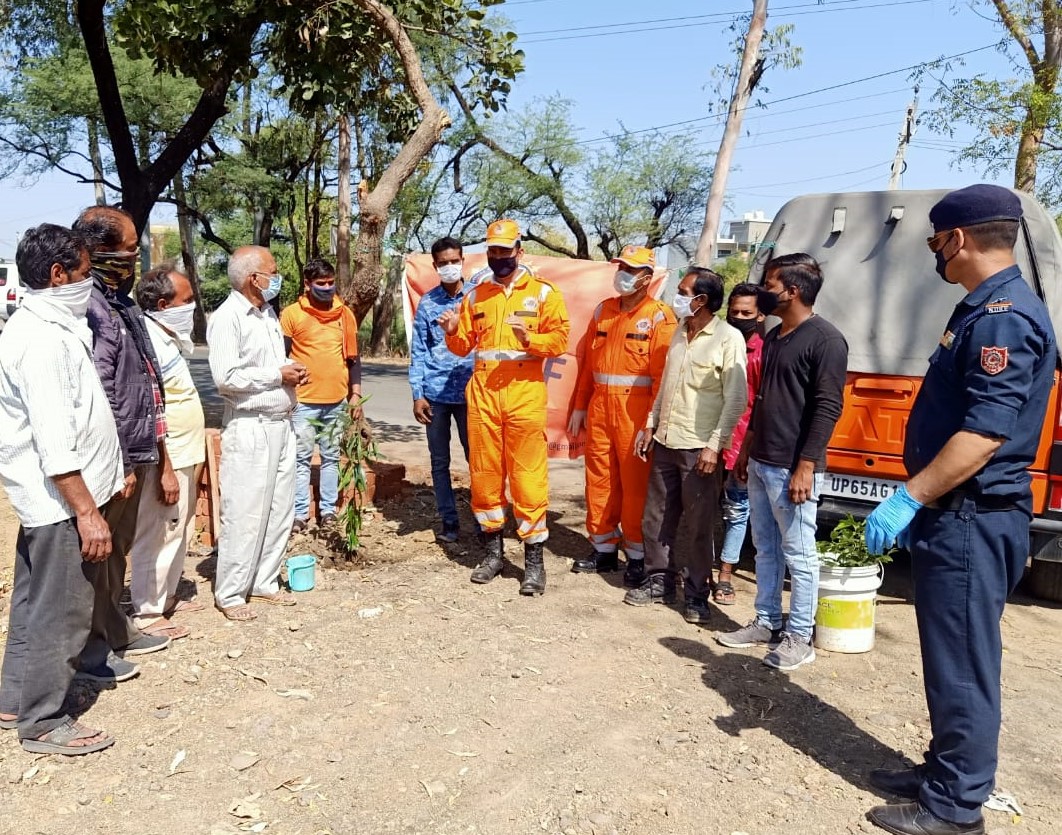 11NDRF's tweet image. #Unite2FightCorona 
#COVIDAppropriateBehaviour
#CommunityAwarenessProgramme at Shaymla Hills, Gomti Colony, Tulsi Nagar, Bangrasiya, Bhopal (MP).
👉Always use mask.
👉Wash your hands regularly with water &amp;amp; soap.
👉Maintain 6 feet Social distance.
@NDRFHQ
@ANI
@PIB_India