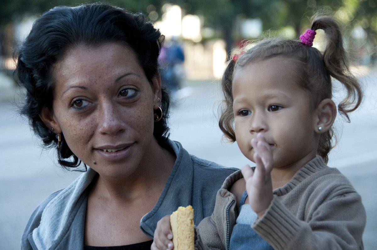 Como sencillo presente
en este ocho d marzo
coloco en jarrón d cuarzo
espigas d amor creciente.
Es tu corazón valiente
ejemplo d gratitud.
Veo crecer la virtud
en tus actos creativos,
te nombran los sustantivos
razón, pasión, plenitud. 

#Cuba #8Marzo #DiaInternacionalDeLaMujer