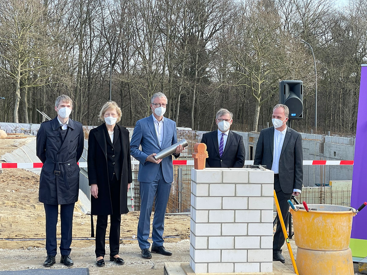 #Hamburg_Poppenbüttel_Hospital_zum_Heiligen_Geist #Gebäude_6 
Am 25.02.2021 fand im Hamburg-Poppenbüttel die Grundsteinlegung des Gebäudes 6 auf dem Gelände des Hospital zum Heiligen Geist statt. Mehr dazu hier hzhg.de/news-archiv/ak…